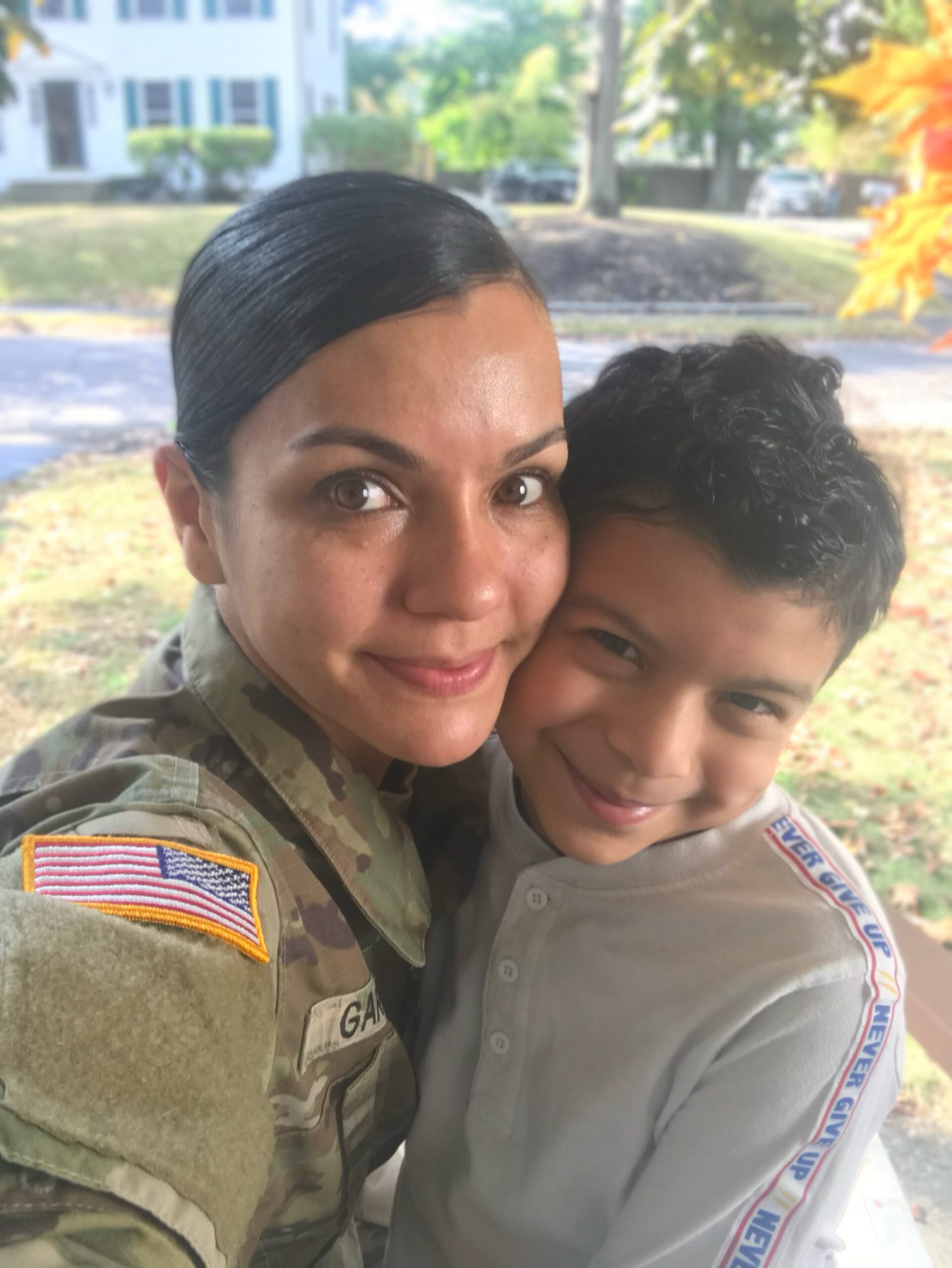 Rebeca Elizabeth with her son during military service — balancing motherhood, leadership, and entrepreneurship