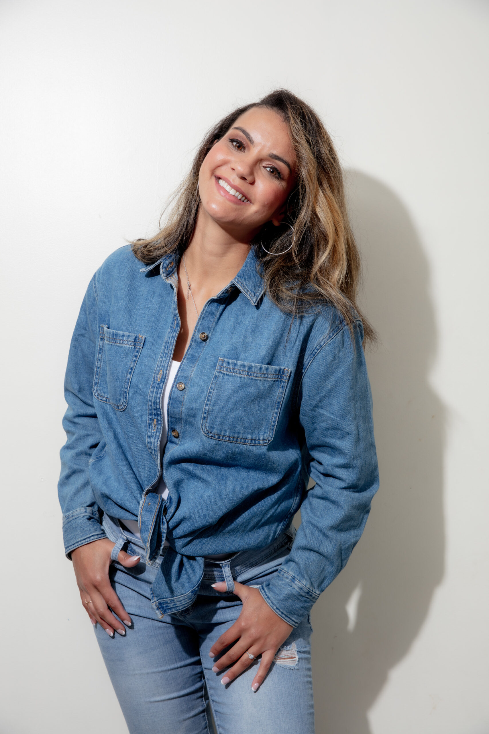 Rebeca Elizabeth — business strategist helping overwhelmed entrepreneurs rebuild clarity and consistency